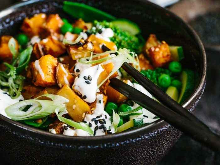 Greenbowl mit Süßkartoffelwürfeln