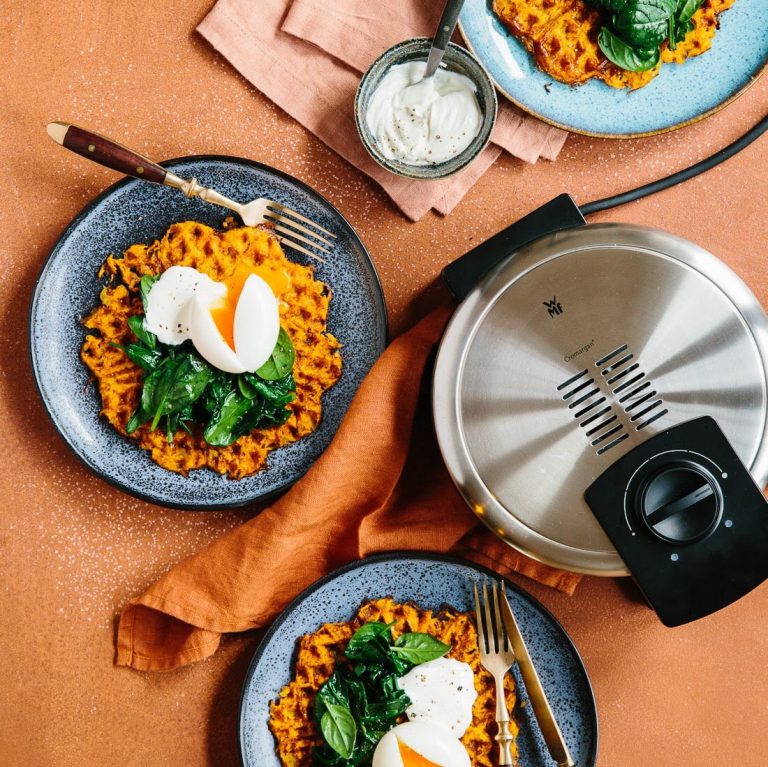 Süßkartoffelrösti-Waffel mit Spinat und Ei - Janina and Food