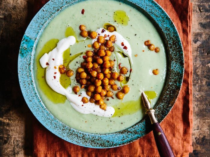 Avocado Suppe mit spicy Kichererbsen